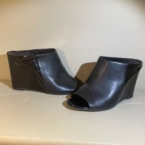 Kenneth Cole Reaction patent leather mules